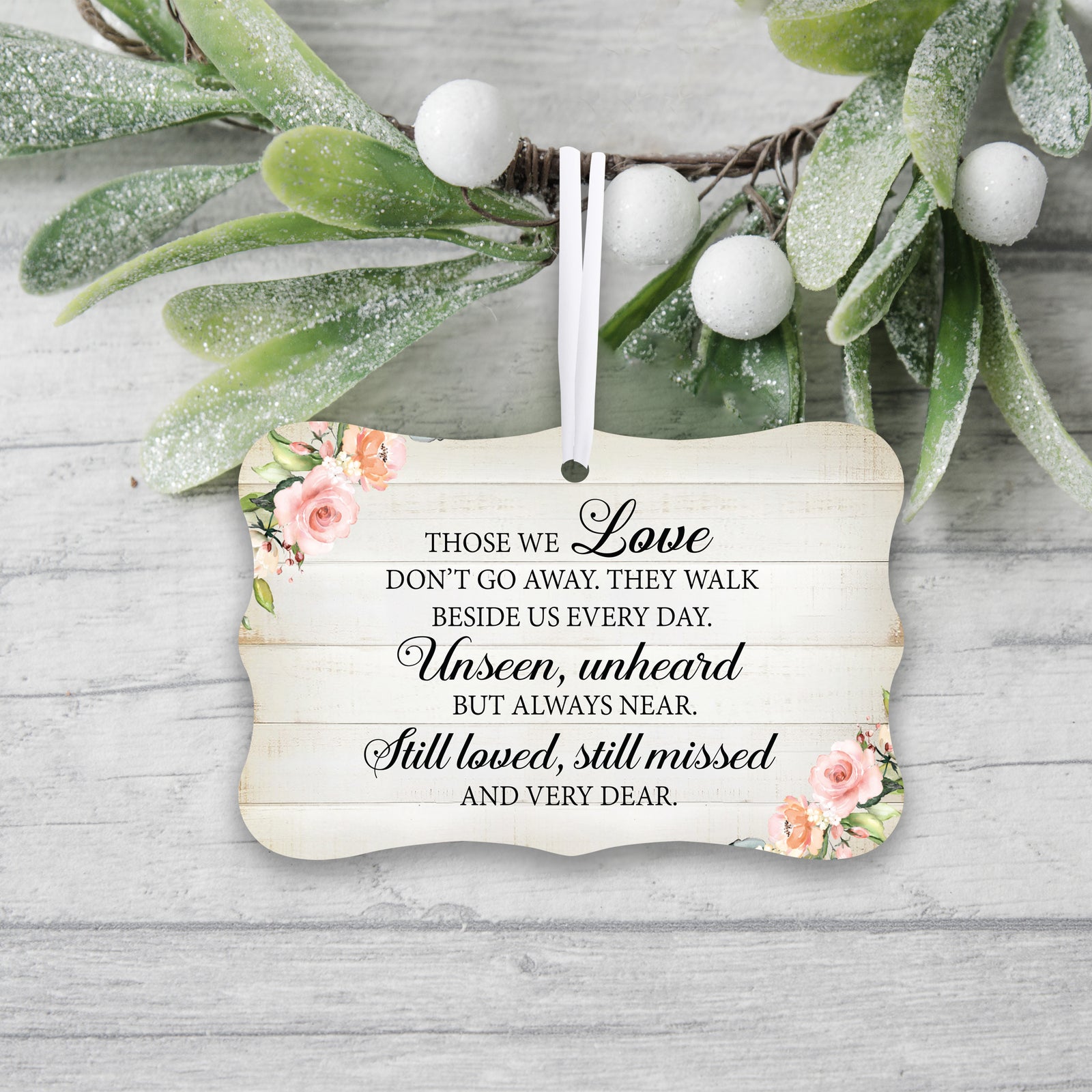 Memorial ornament to keep the memory of your loved one alive – a meaningful gift for bereaved hearts.